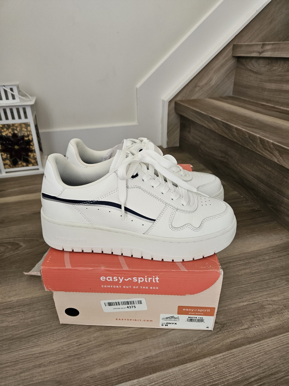 Brand New Easy Spirit Genuine Leather White Sneakers with Navy Accent Size 9Wide